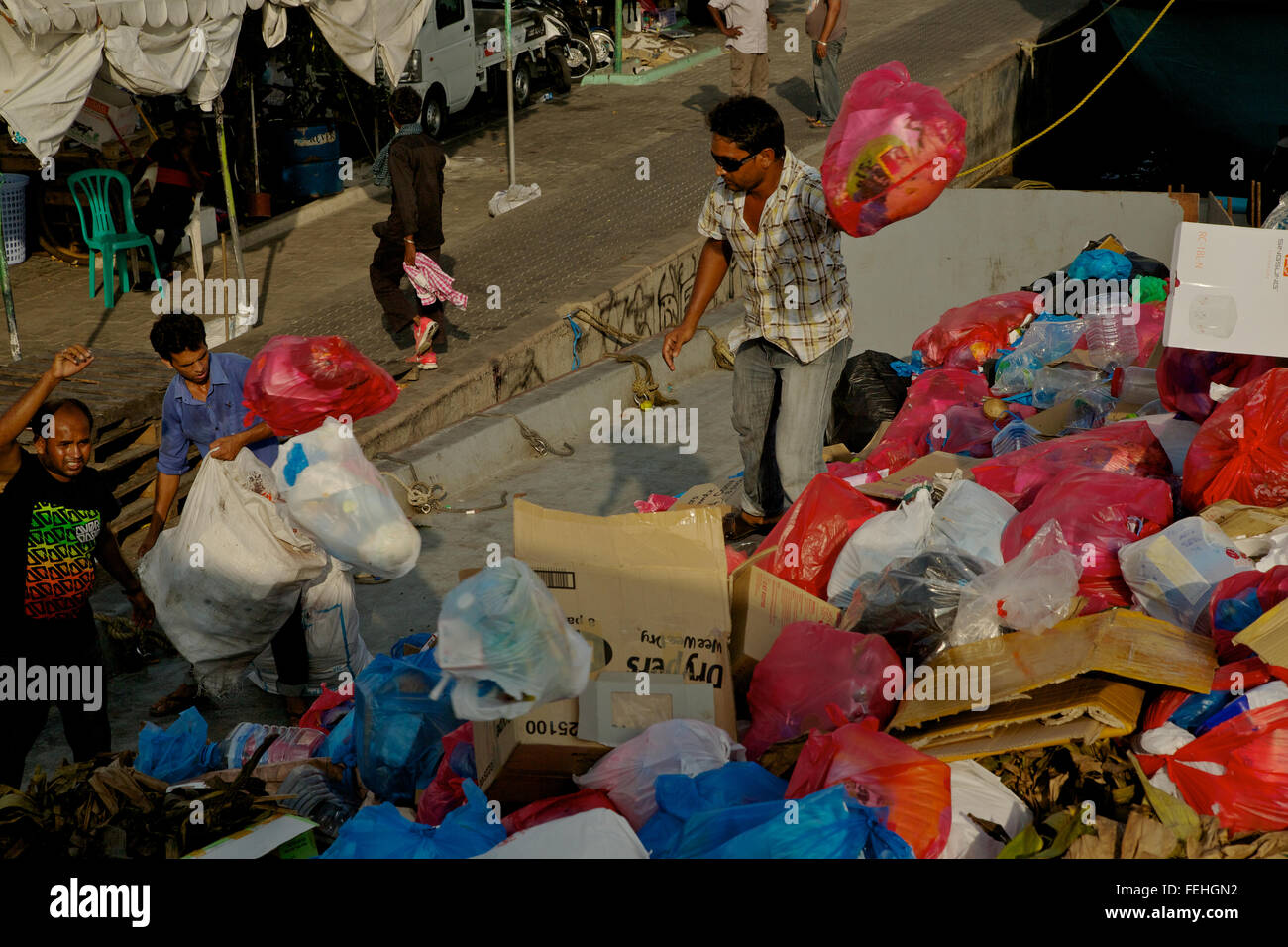 Déchets, ordures, sont recueillis à bord d'un bateau à l'île de Male, Maldives, Atoll de Kaafu. Banque D'Images