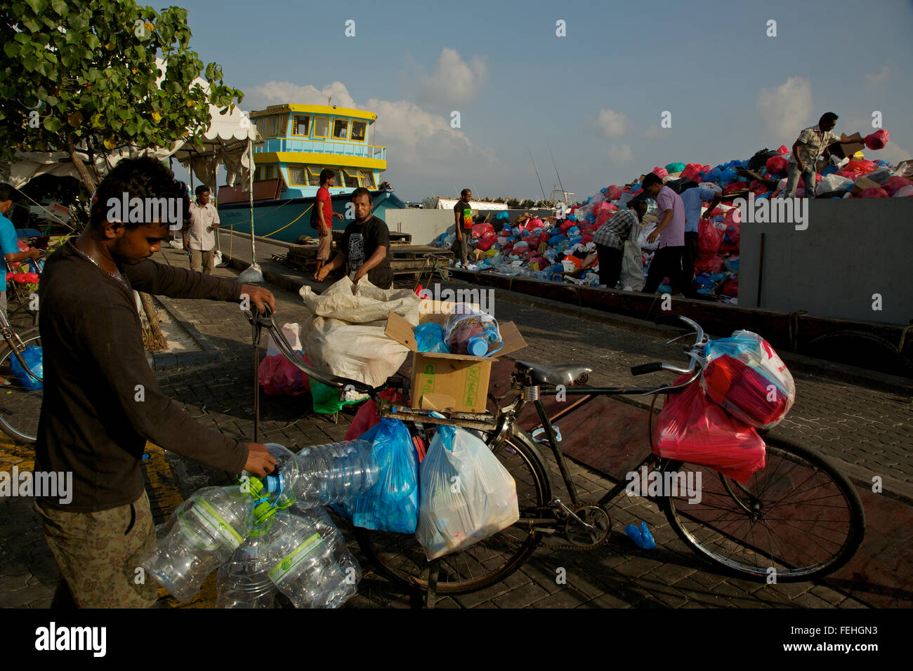 Déchets, ordures, sont recueillis à bord d'un bateau à l'île de Male, Maldives, Atoll de Kaafu. Banque D'Images