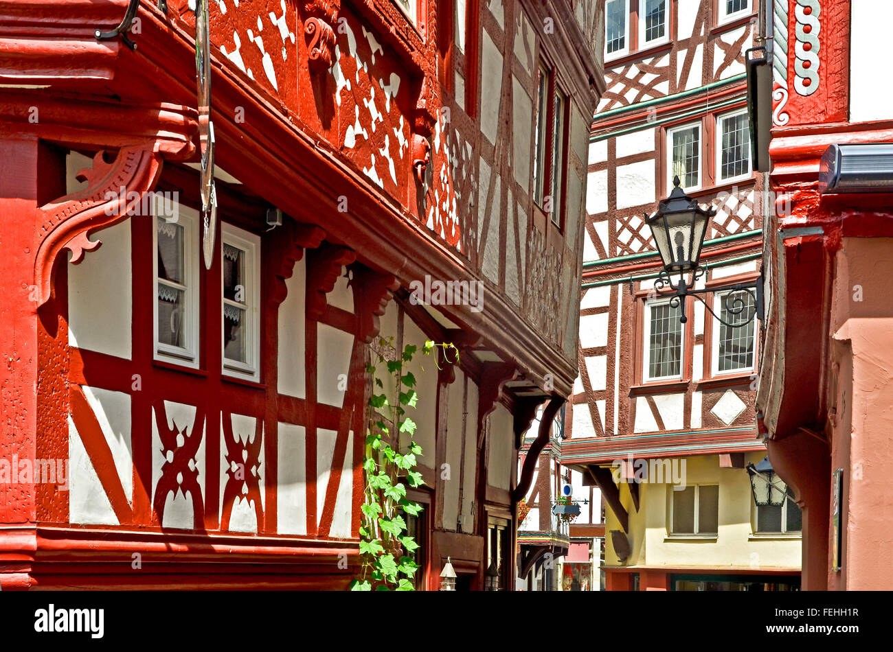 Vallée de la moselle Allemagne : voir l'historique de maisons à colombages dans la vieille ville de Bernkastel-Kues, Europe Banque D'Images
