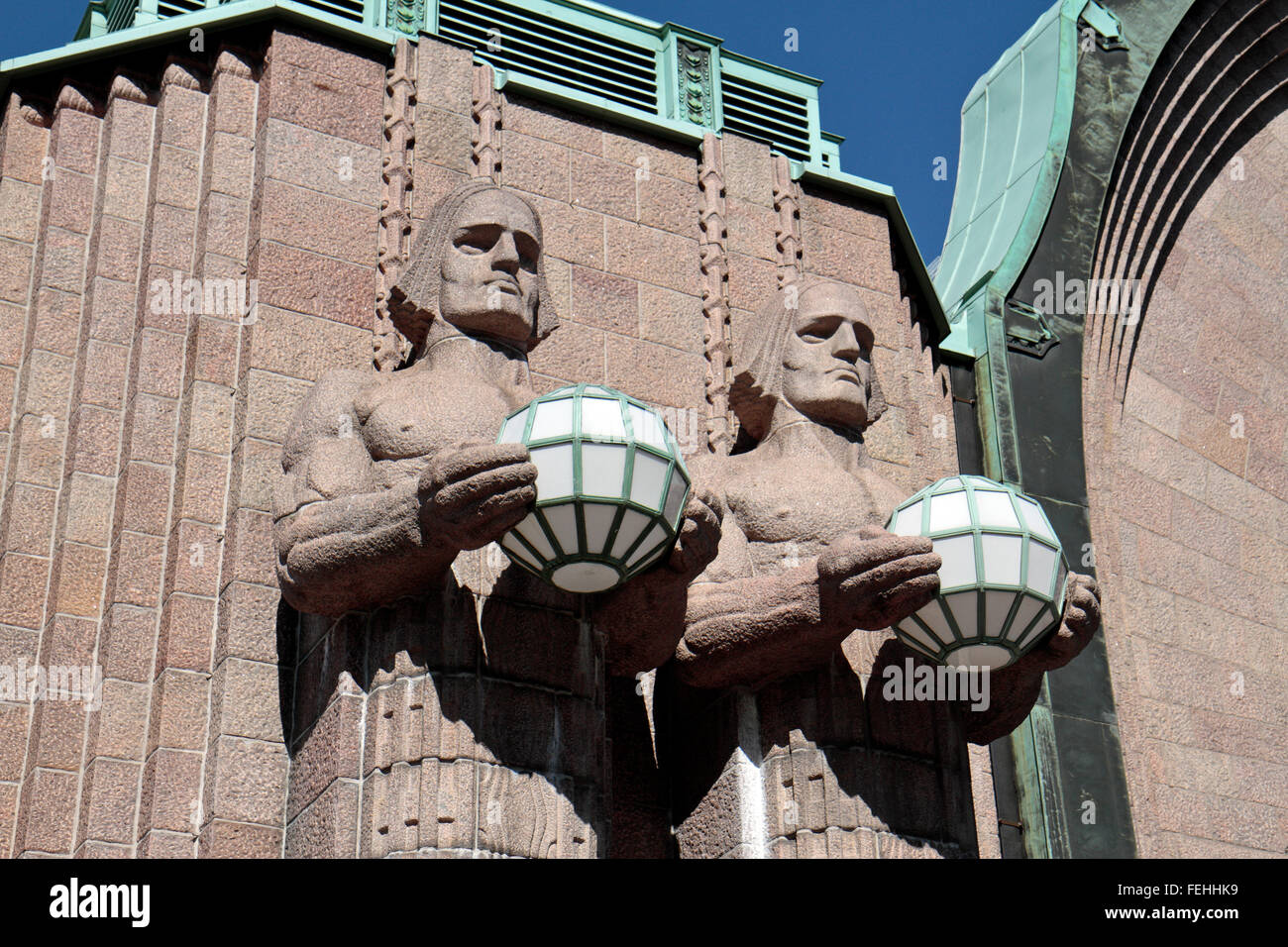 Deux statues à côté de l'entrée principale de la gare centrale d'Helsinki, Helsinki, Finlande. Banque D'Images