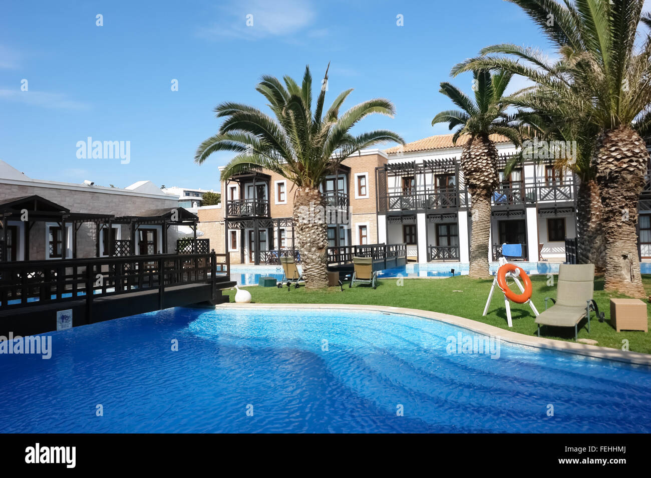 Grand bleu piscine, tour et du terrain en high class grecque hôtel Aldemar Royal Mare, l'île de Crète. Banque D'Images
