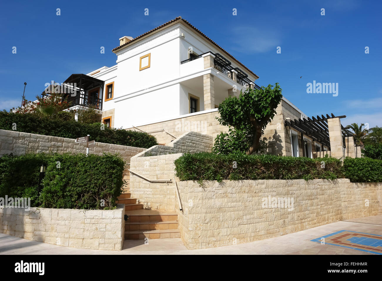 L'île de Crète, Grèce - 11 MAI 2014 : immeuble moderne de grande classe dans villa grecque hôtel Aldemar Royal Mare, l'île de Crète, Grèce Banque D'Images