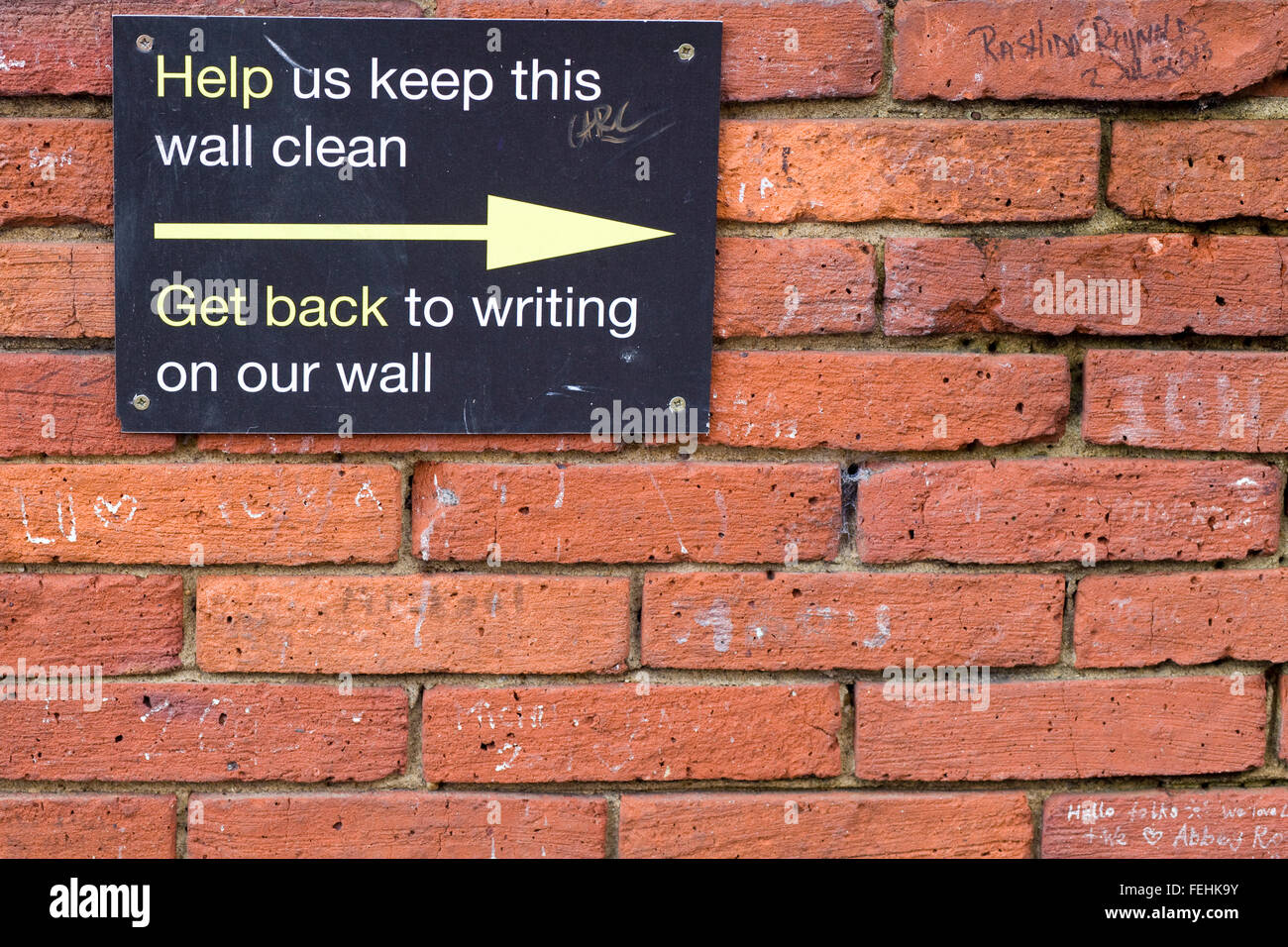 Inscrivez-vous pour obtenir des Fans demander retour à l'écriture sur notre mur, à l'Abbey Road Studios London Banque D'Images