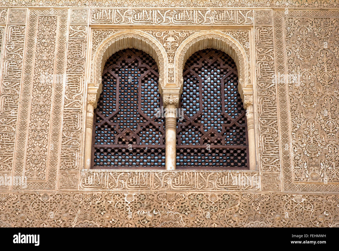 Arabesque islamique dans Windows, à l'Alhambra, Grenade Banque D'Images