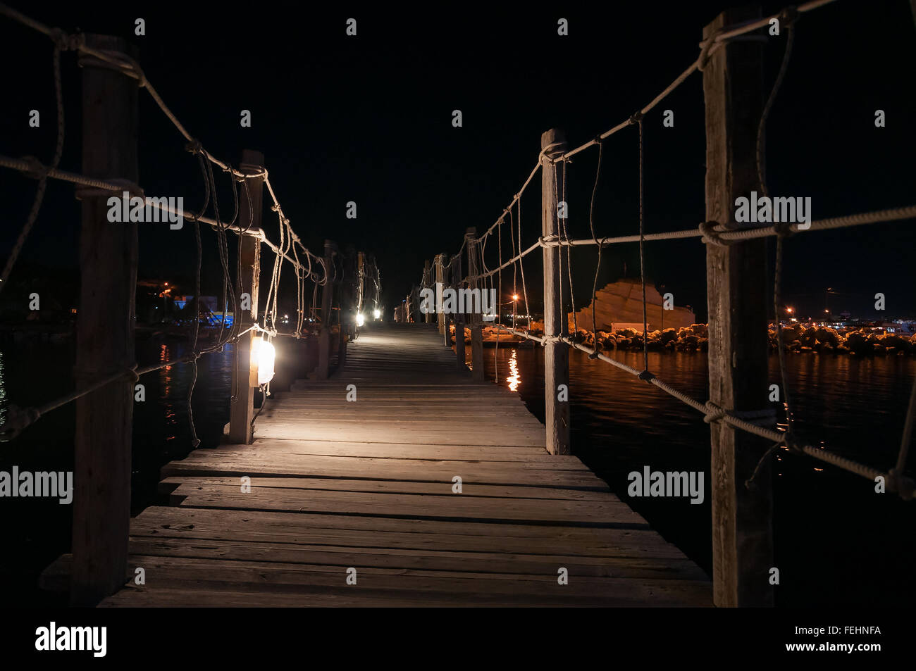 Pont de bois suspendu à la nuit, l'île de Zakynthos, Grèce Banque D'Images
