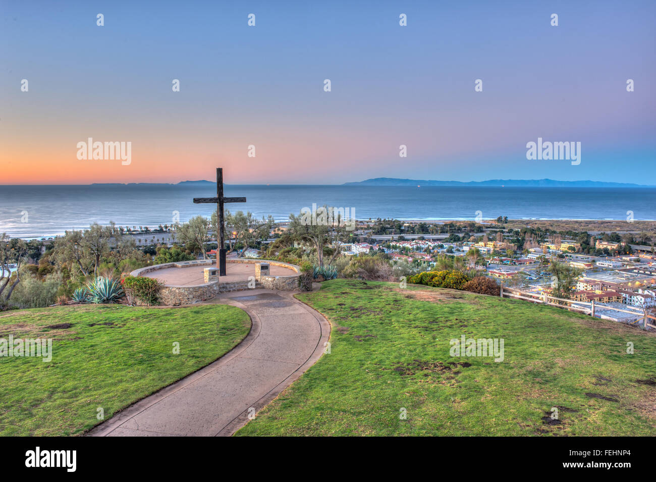 Junipero Serra, une croix sur la gauche de l'appareil photo avec vue sur ville de Ventura. Banque D'Images