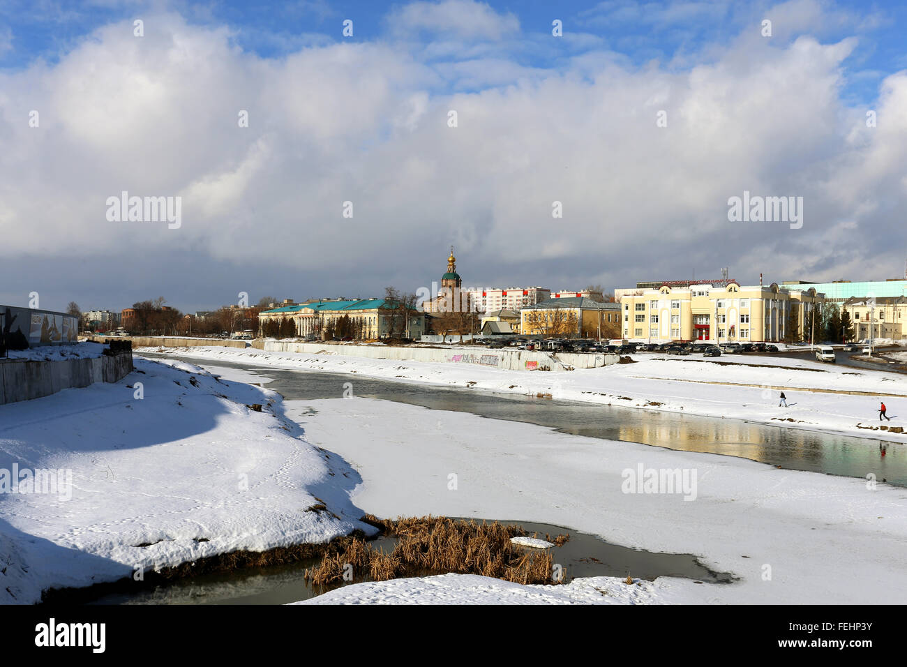 Vue sur quai de la rivière de l'UPA à Toula en Russie Banque D'Images