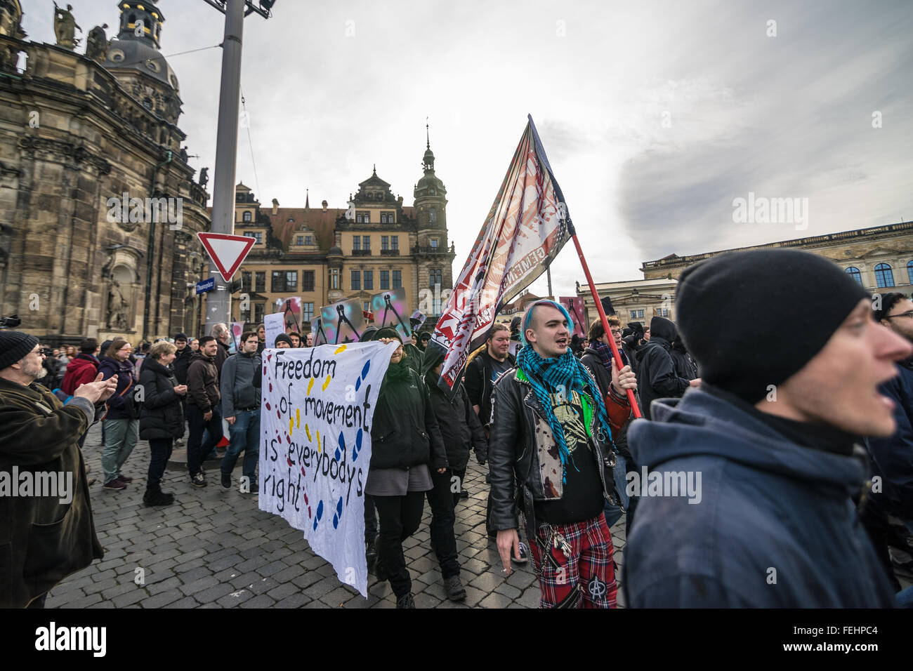 Dresde, Allemagne, le 6 février, 2016. Diverses factions de l'mouvement antifasciste rassemblement à la place du théâtre de Dresde sous la bannière de "solidarité au lieu de l'exclusion'. La manifestation est contre l'Europe-wide-rallye Pegida "Forteresse Europe". Credit : Leon Breiter/Alamy Live News Banque D'Images