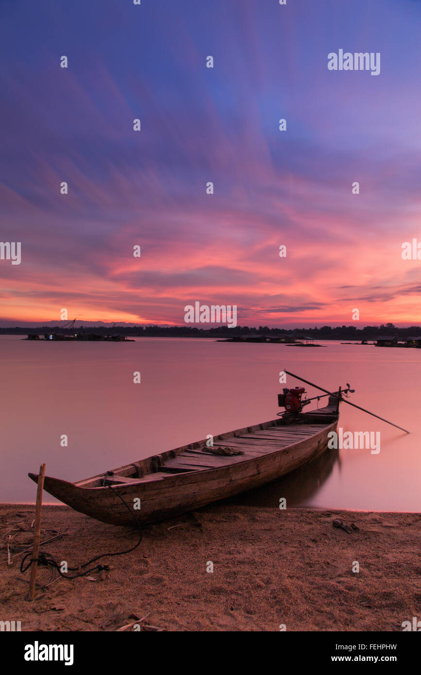 Coucher du soleil sur le Mékong à un village de pêcheurs à la périphérie de Kratie, au Cambodge Banque D'Images