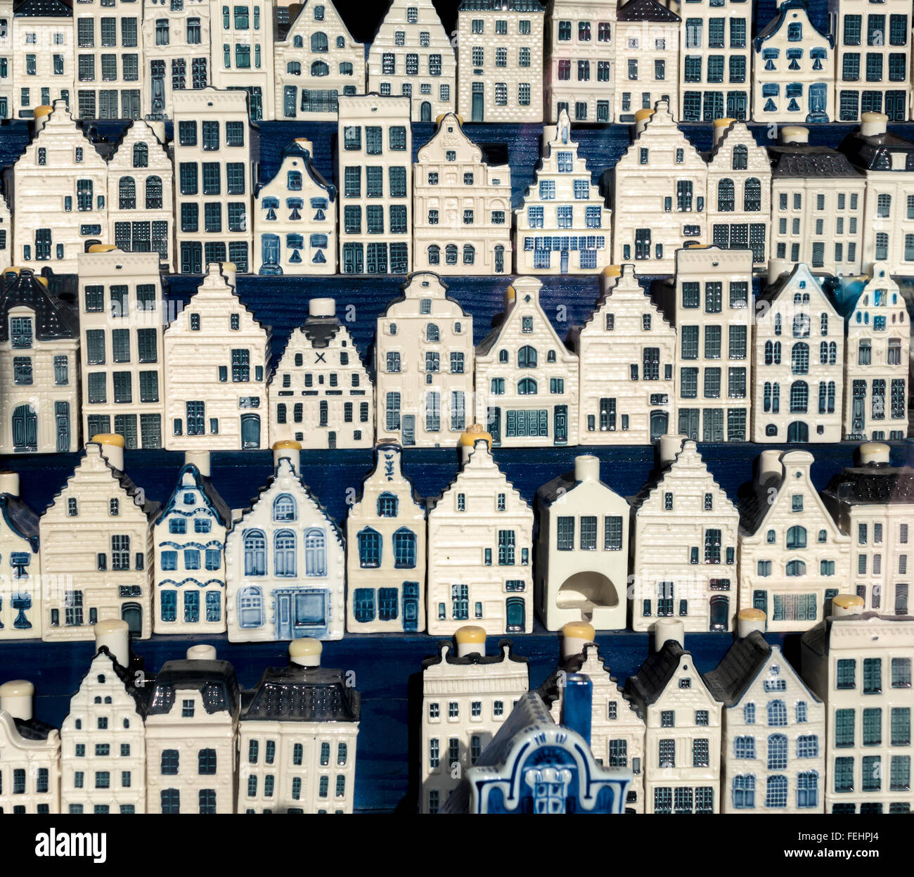 Amsterdam un affichage de miniatures de delft canal néerlandais de maisons dans une boutique d'antiquités. KLM de souvenirs qu'à l'origine, de gin Banque D'Images