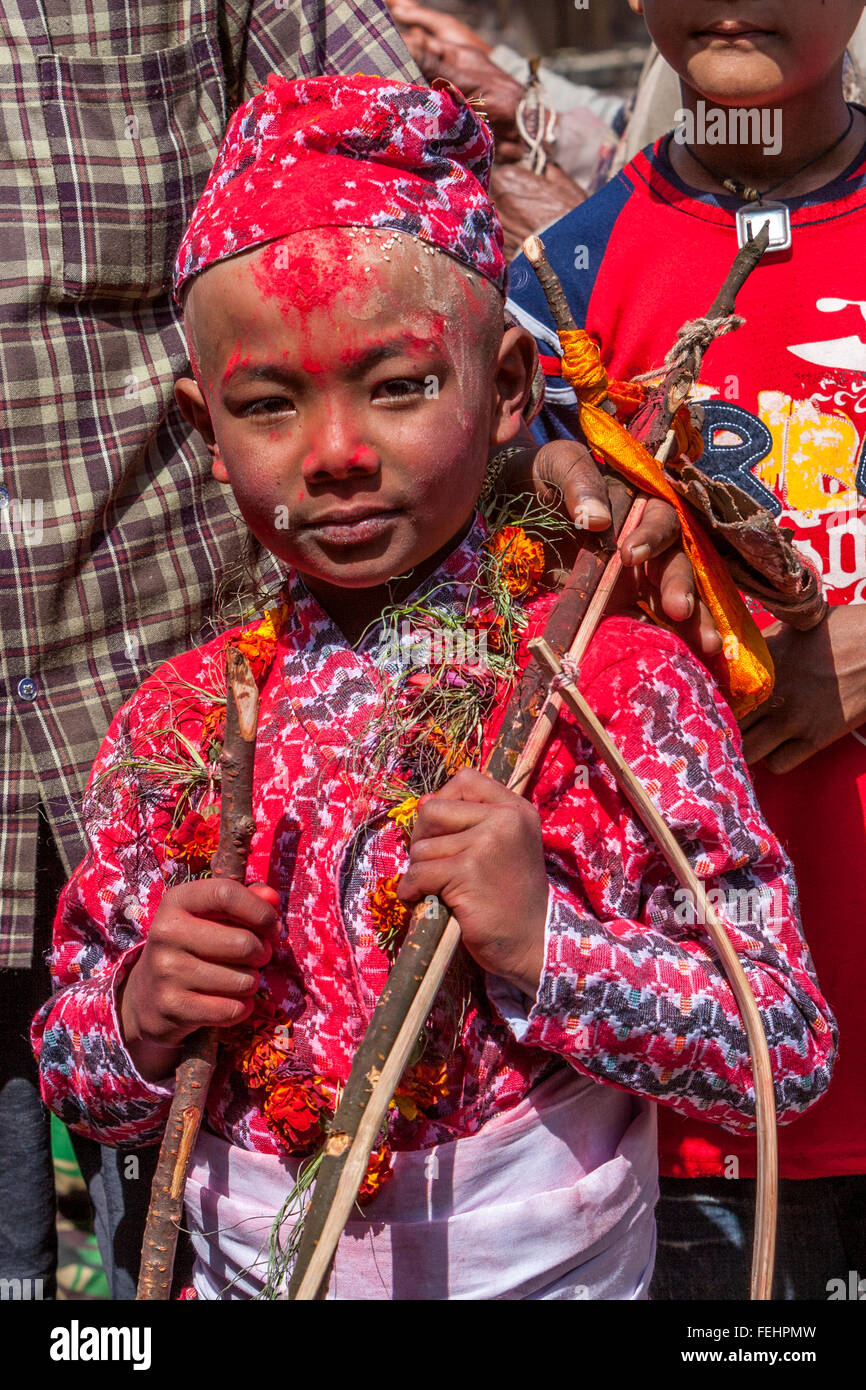 Le Népal, Changu Narayan. A neuf ans, garçon hindou participant à son Bratabandha Cérémonie marquant son entrée dans la virilité. Banque D'Images