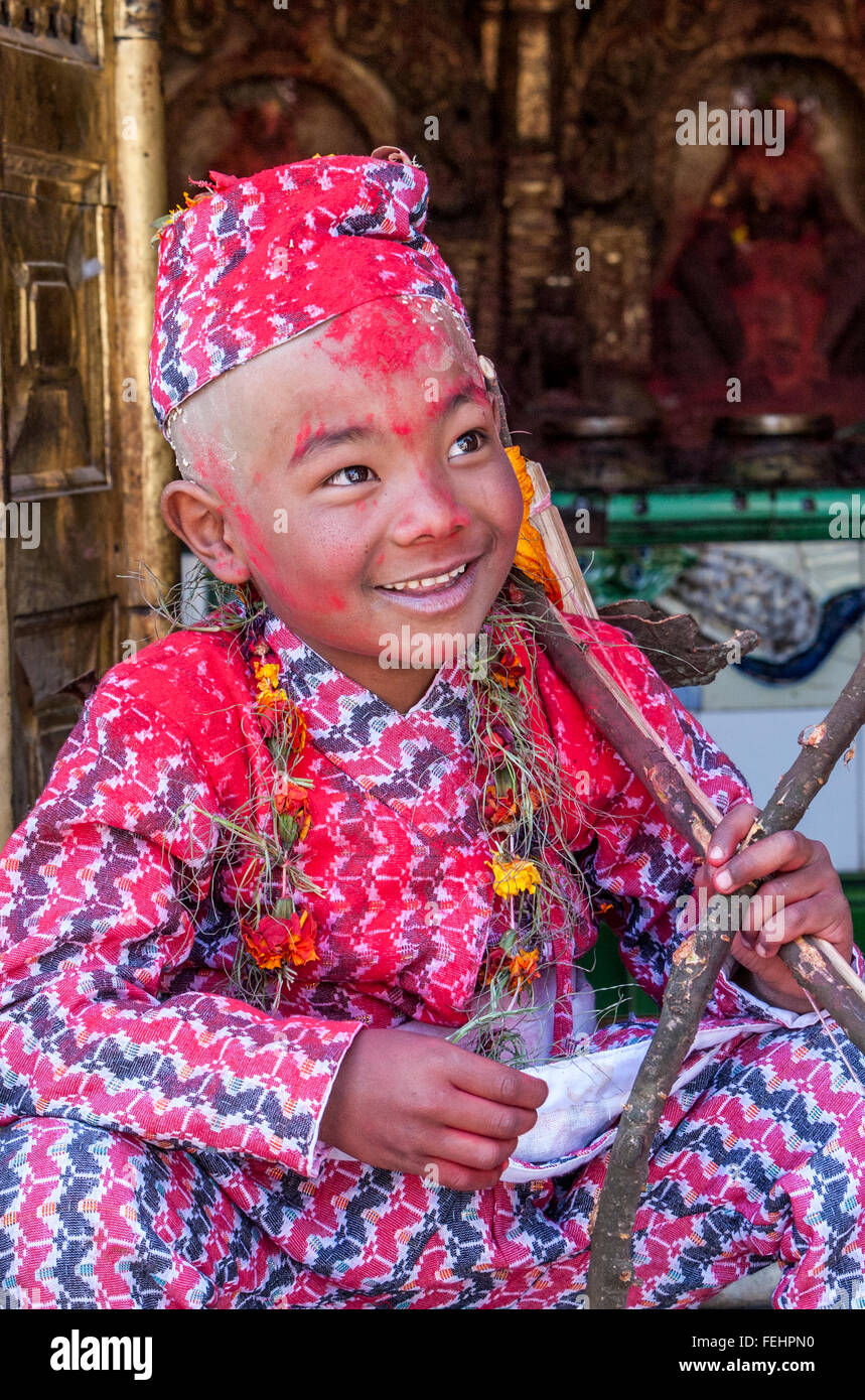 Le Népal, Changu Narayan. A neuf ans, garçon hindou participant à son Bratabandha Cérémonie marquant son entrée dans la virilité. Banque D'Images