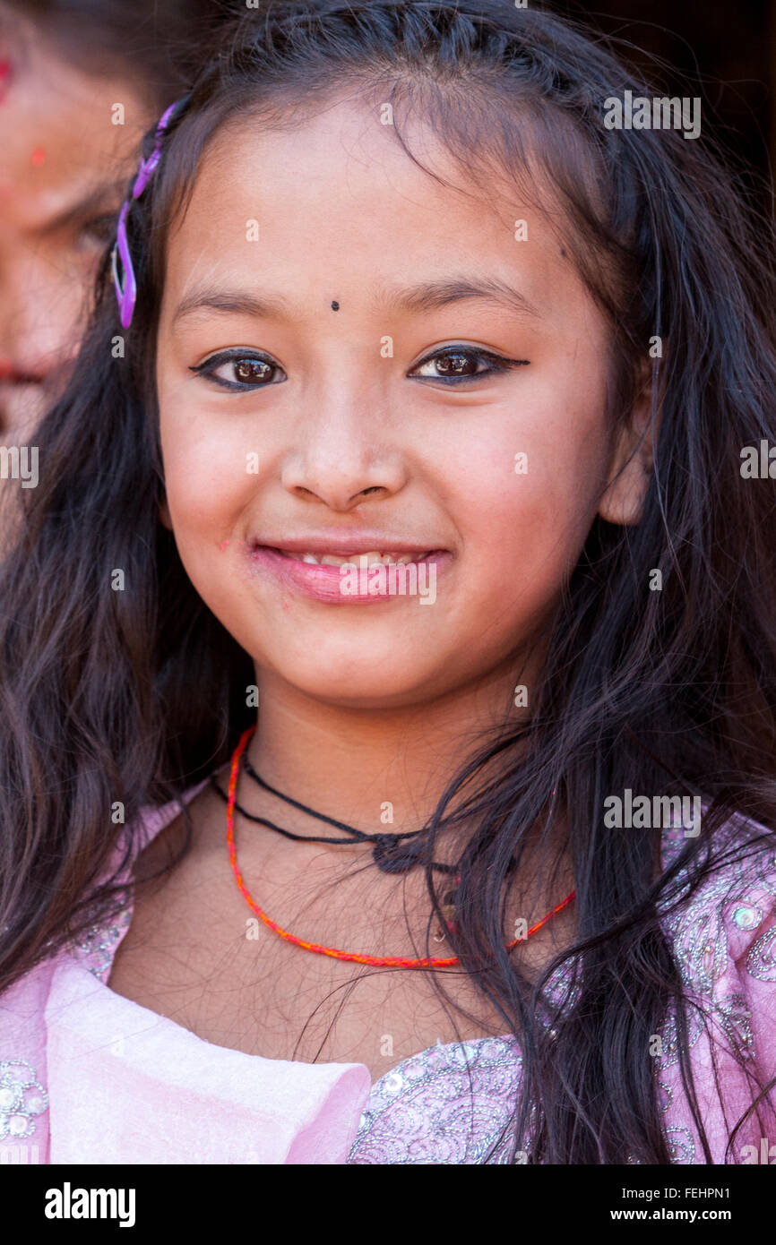 Le Népal, Changu Narayan. Jeune fille hindoue. Banque D'Images