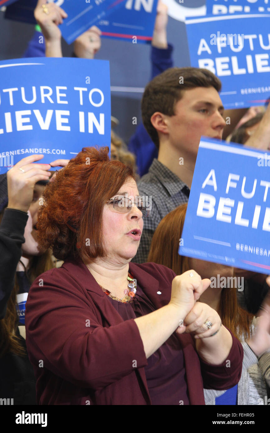 Portsmouth, New Hampshire, USA. 7 Février, 2016. Un interprète en langue des signes qui travaillent à l'Bernie Sanders Faire sortir le vote rally deux jours avant le New Hampshire primaires présidentielles démocratiques du vote. Crédit : Susan Pease/Alamy Live News Banque D'Images