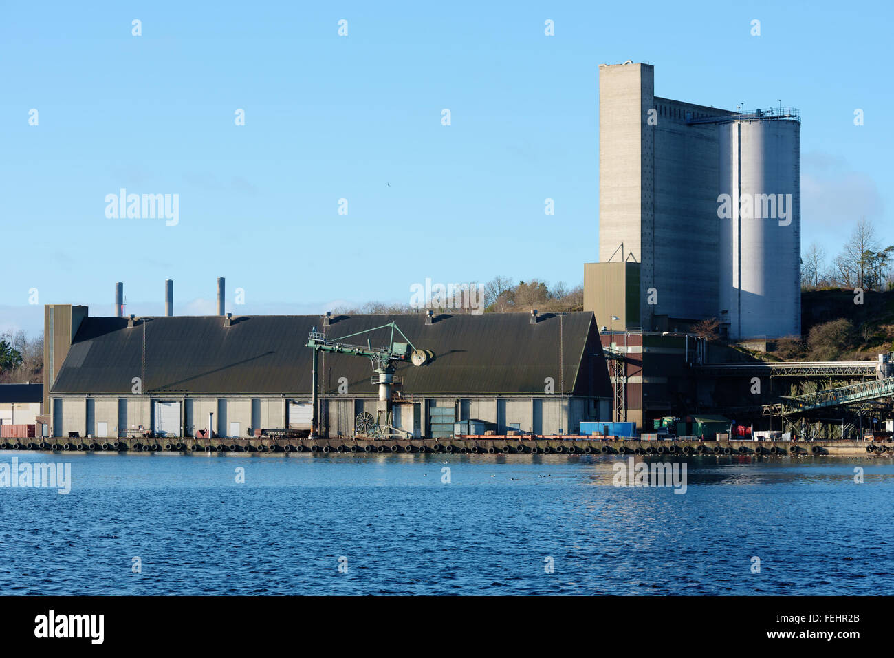 Karlshamn, Suède - Février 04, 2016 : Une zone industrielle dans le port de Douarnenez. Ici, c'est un ancien bâtiment de stockage avec un arc Banque D'Images