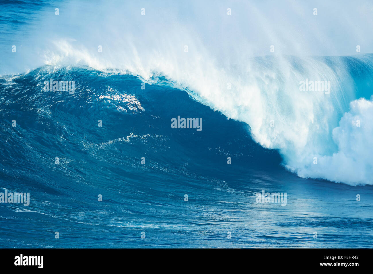 Des vagues d'océan bleu puissant géant Banque D'Images