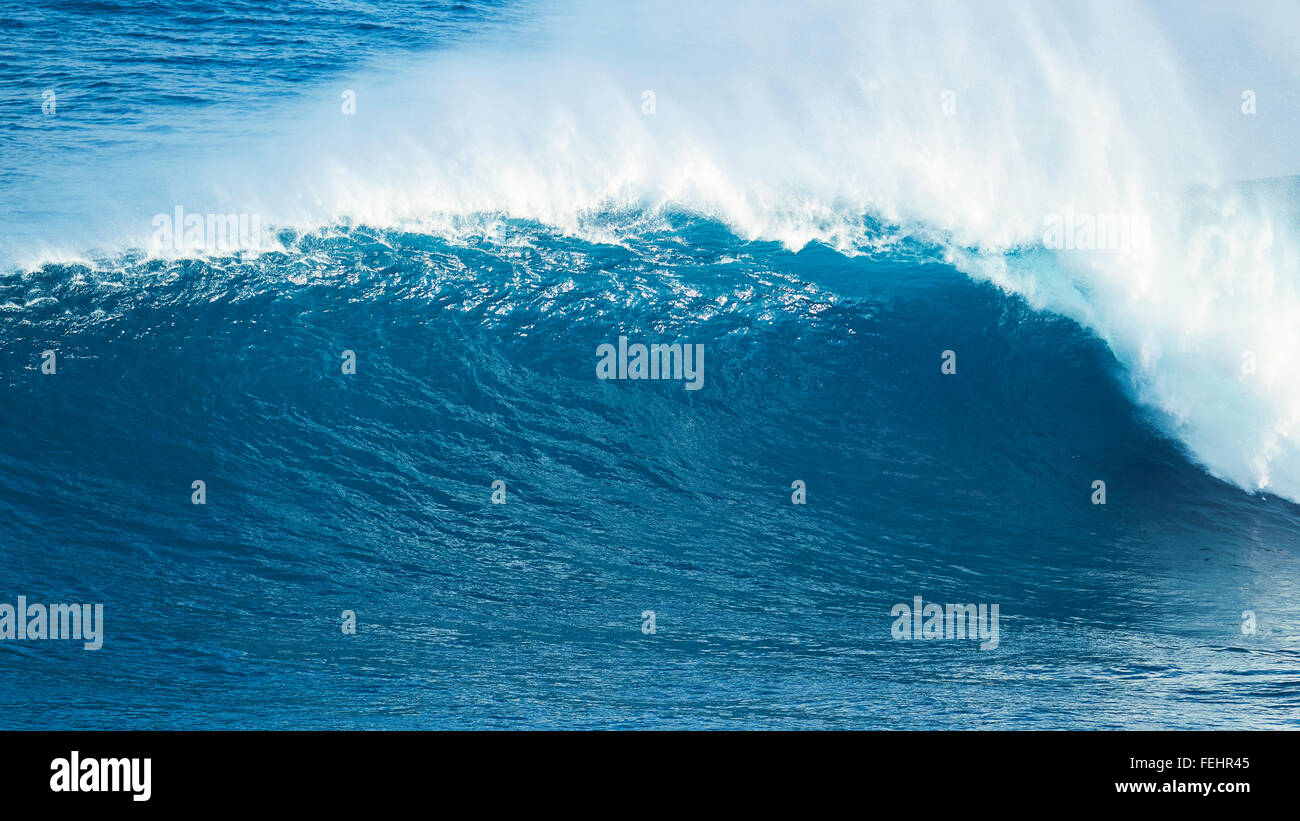 Des vagues d'océan bleu puissant géant Banque D'Images