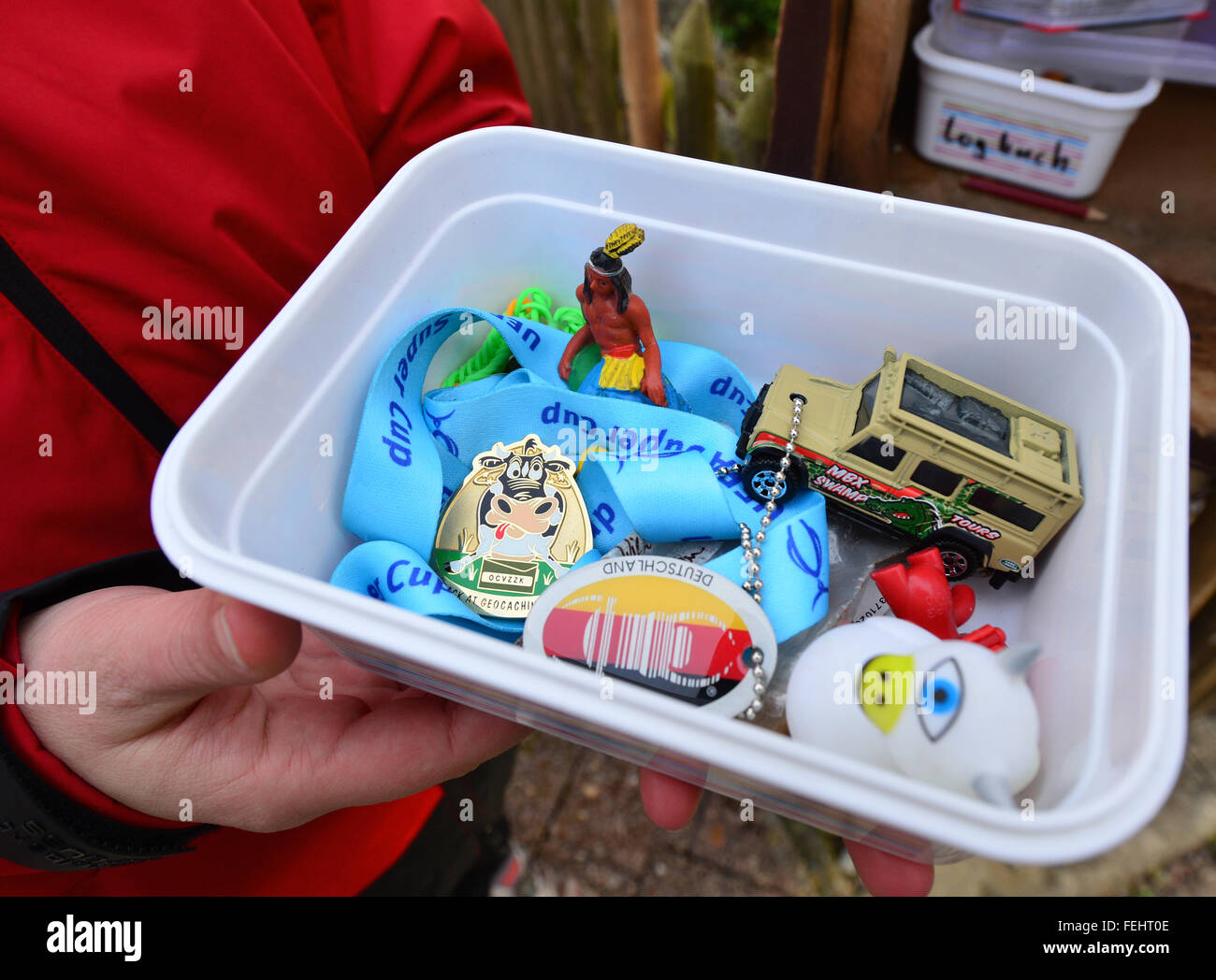 Klettbach, Allemagne. 29 janvier, 2016. Chasseur de trésor 'Amateur' Franziska Dennstedt présente un 'cache' remplis de jouets et d'autres petits objets près de Klettbach, Allemagne, 29 janvier 2016. La géocachette est de plus en plus populaires dans l'état de Thuringe. En fonction de la Thuringe's geocaching association, il y a environ 4 000 adeptes du geocaching qui vont régulièrement en tournée à l'aide de leur GPS pour détecter les caches. Photo : Martin Schutt/dpa/Alamy Live News Banque D'Images