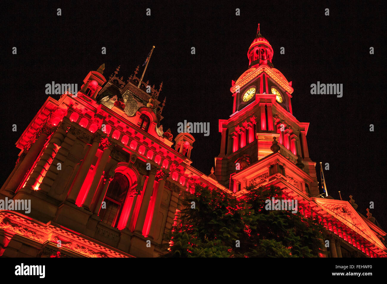 Sydney, Australie. 07Th Feb 2016. Ville de Sydney Town Hall baigné en rouge dans le cadre de cette années lunaires chinois nouveau festivités. Principaux monuments à travers Sydney étaient allumées dans des feux rouges, la couleur traditionnelle de chance en Chine, alors que les lanternes colorées signe zodiacal chinois étaient sur l'affichage dans la ville. Crédit : Richard Ashen/Pacific Press/Alamy Live News Banque D'Images