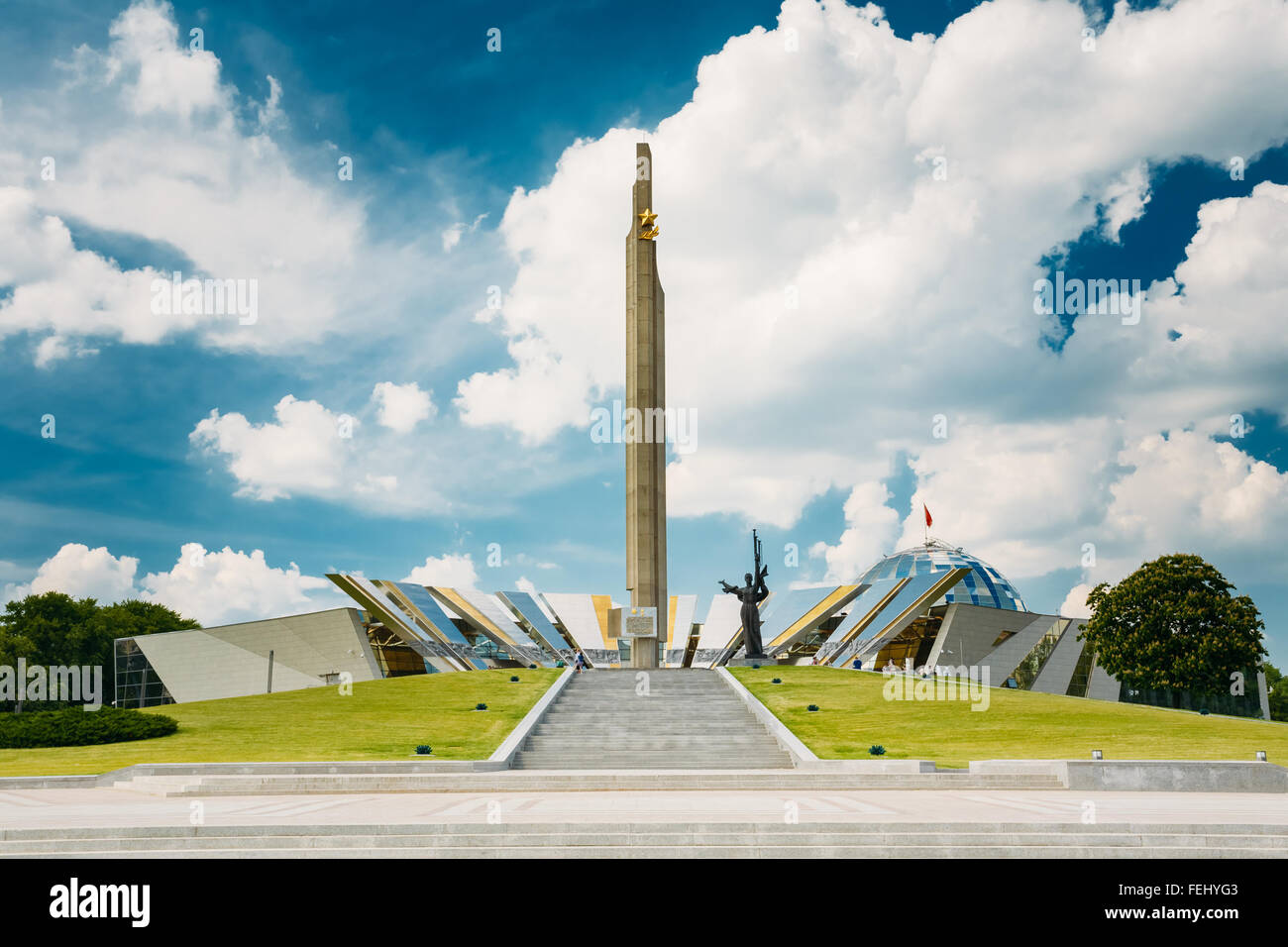 Le réseau est un monument situé près du bâtiment du musée de la Grande Guerre Patriotique à Minsk, Bélarus Banque D'Images