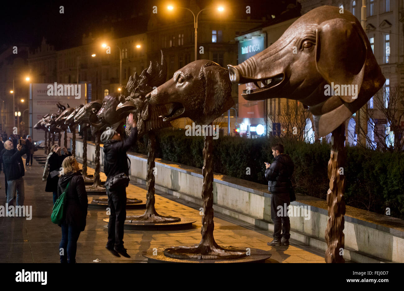 Les têtes du zodiaque, un projet de sculpture par Ai Weiwei, l'artiste chinois de renommée mondiale et critique du régime de Pékin, a été dévoilé à l'extérieur du parc des expositions de Prague, République tchèque, aujourd'hui soir, le 5 février 2016. Zodiac est critique de l'intervention de la guerre en Chine à la fin du xixe siècle et de l'actuel marché des arts du spectacle. Ai Weiwei va rester à Prague les 5 et 6 février. En plus de proposer son travail, il participera à deux rencontres de discussion dans lequel les droits de l'homme et la migration sont susceptibles d'être abordés. Zodiac se compose de 12 grandes têtes d'animaux en bronze. Il restera sur di Banque D'Images