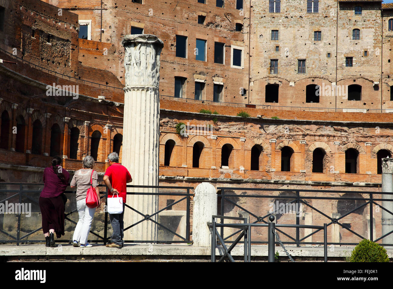 Trois touristes admirant une partie du Forum Impérial dans la ville historique de Rome. Banque D'Images