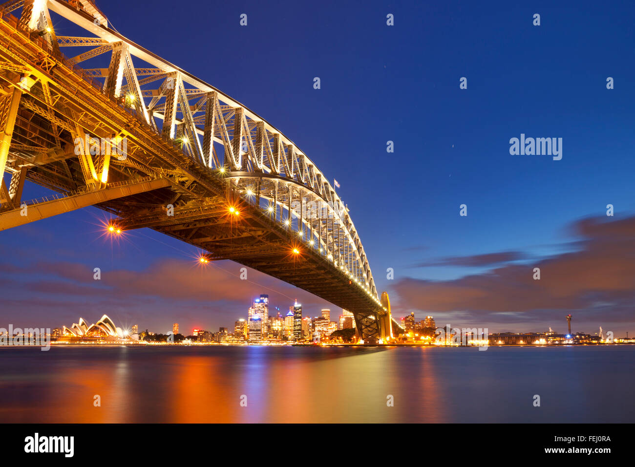 Le Harbour Bridge, l'Opéra de Sydney et le quartier central des affaires de Sydney. Photographié dans la nuit. Banque D'Images