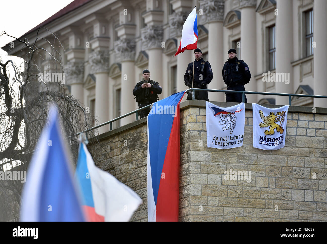 Prague, République tchèque. 08Th Feb 2016. Partis et mouvements de protestation contre la politique étrangère menée par le gouvernement, l'immigration illégale et la restriction des libertés démocratiques organisées par le mouvement de notre culture et de pays sûr avec mouvement démocratique national a eu lieu à Prague, en République tchèque, le 6 février 2016. © Radek Petrasek/CTK Photo/Alamy Live News Banque D'Images