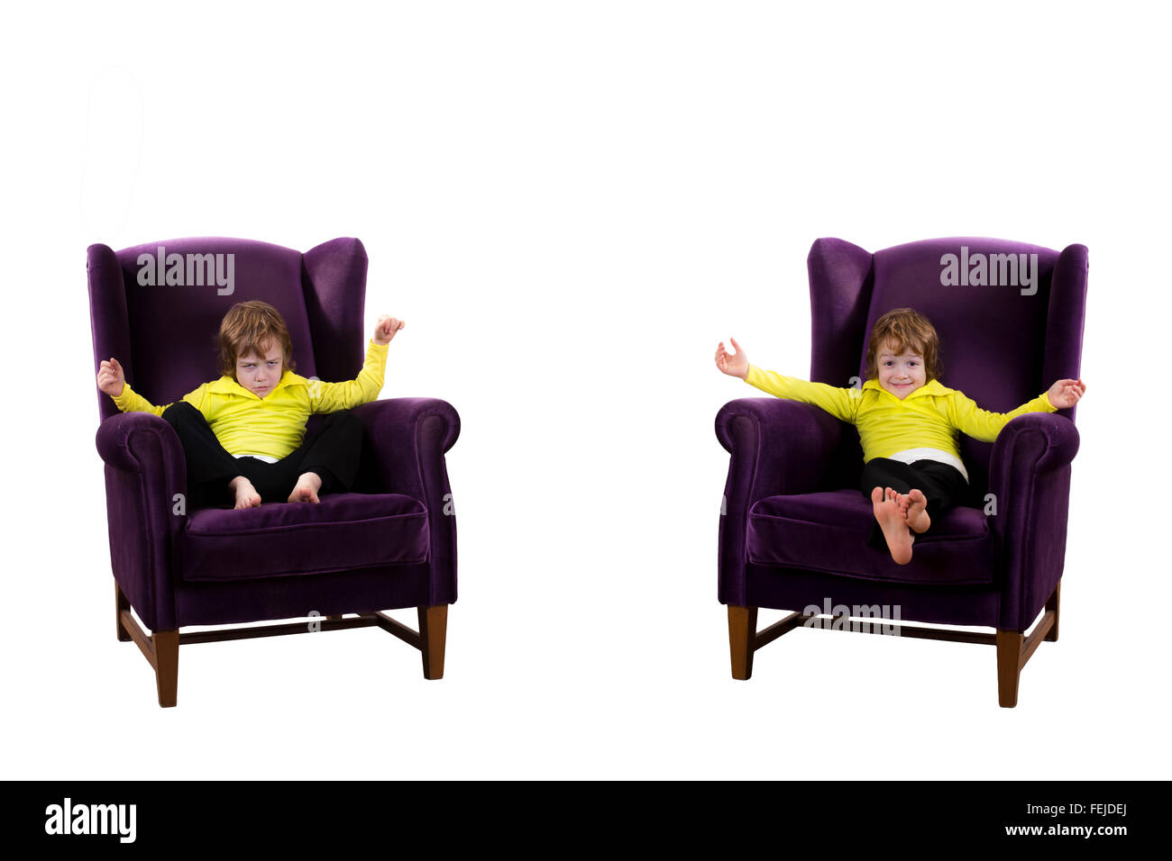 Heureux, en colère contre les cheveux rouges garçon assis sur les deux fauteuils violets Banque D'Images