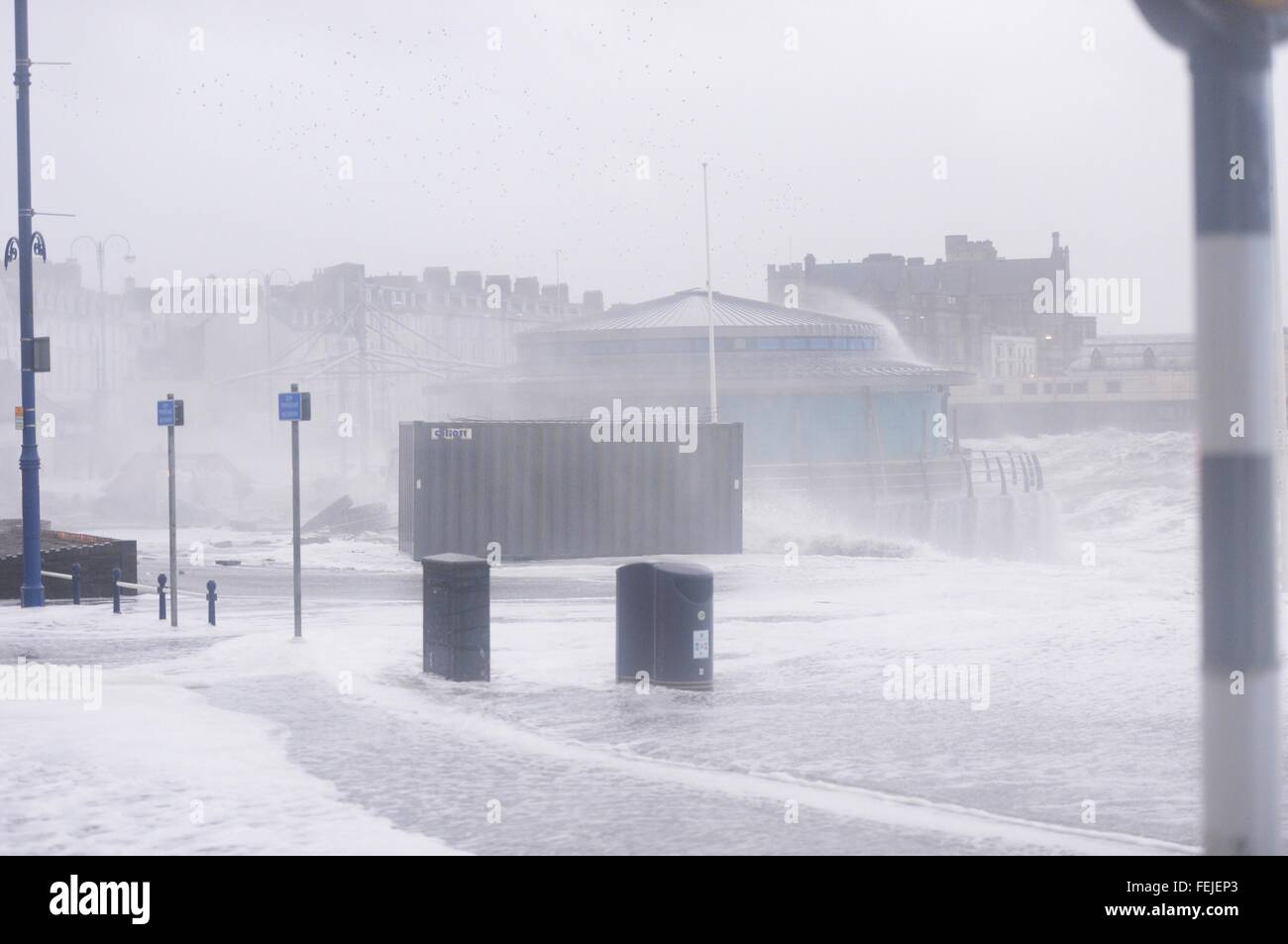 Aberystwyth, Ceredigion, West Wales UK. 8 Février, 2016. Météo France : des coups de vent de tempête Imogen, le 9e ouragan de l'hiver, combinée avec le pic de la marée, de créer d'énormes vagues fouettant contre la promenade et la mer à défenses Aberystwyth, sur la côte ouest du pays de Galles et le sud de l'Angleterre Une grande partie de la Nouvelle-Galles du Sud est l'objet d'avertissements météorologiques et de l'ambre jaune, avec le risque de détérioration des rafales de vent et de vagues puissantes le long de zones côtières. Crédit photo : Keith morris/Alamy Live News Banque D'Images