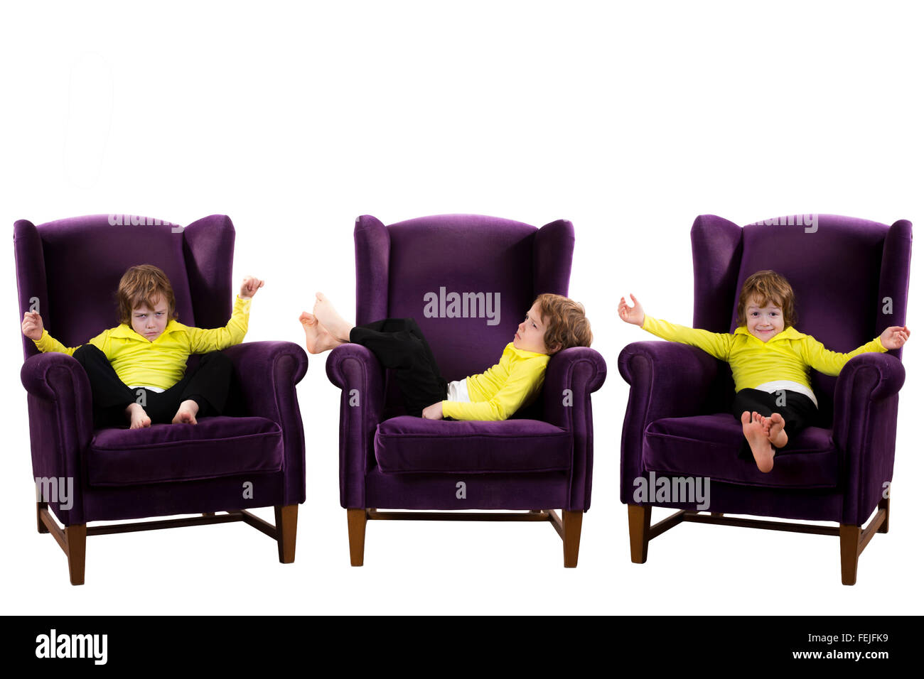 Ennuyer, heureux, en colère contre les cheveux rouges garçon assis sur les trois fauteuils violets isolé sur fond blanc Banque D'Images