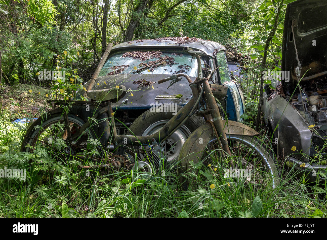 Vieux battu Citroen et un scooter dans un cimetière de voiture Banque D'Images