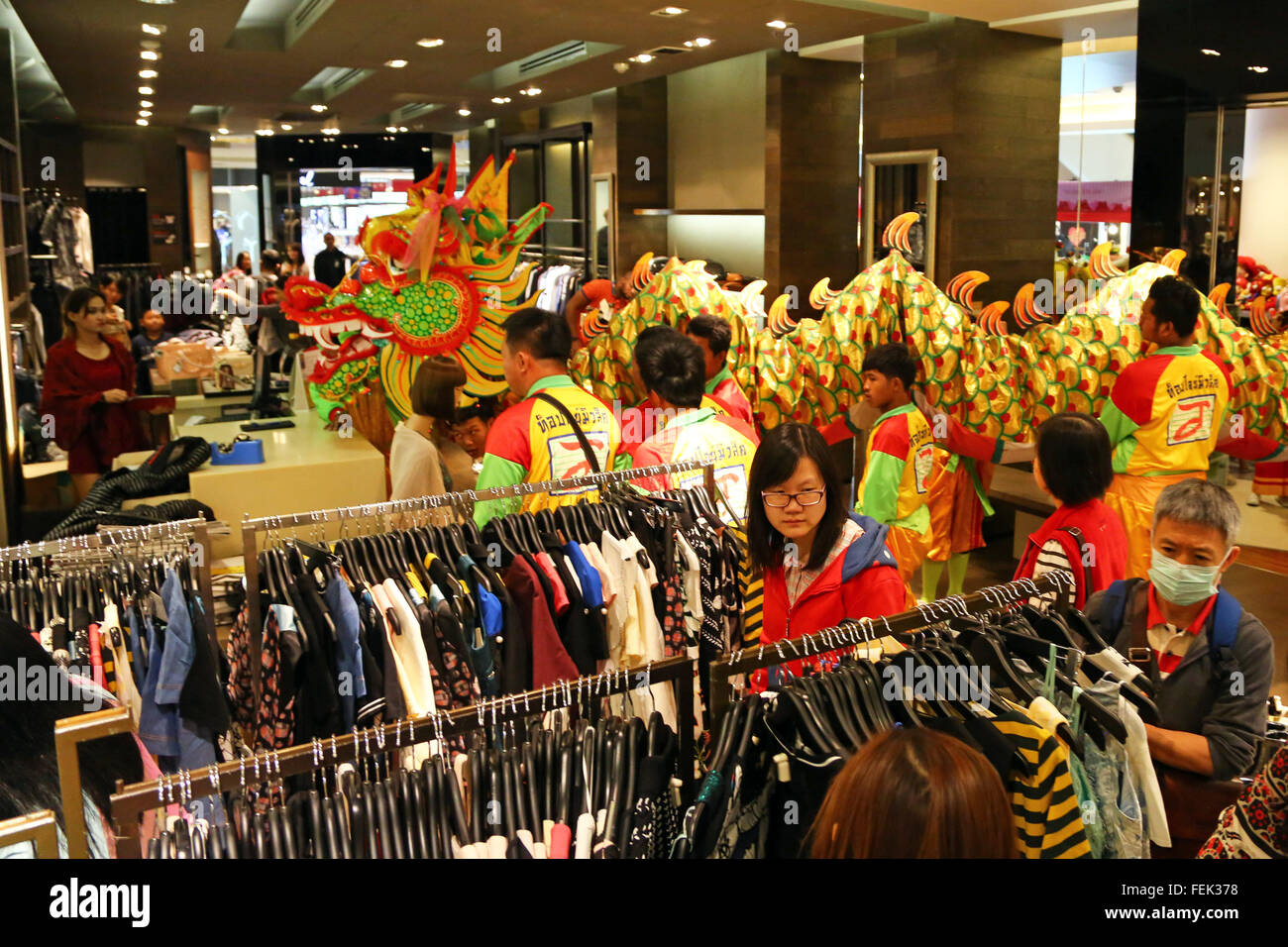 Bangkok, Thaïlande. 8e février 2016. Ce qui porte chance pour le Dragons Nouvel An chinois aller partout dans Bangkok, Thaïlande y compris tout autour des centres commerciaux, même équitation les escalators pour obtenir entre les étages. C'était très impressionnant à la Centre Commercial Silom Complex pour voir un énorme Dragon d'or ronde à pied des grands magasins et de la réalisation d'un voyage sur l'escalator pour célébrer l'année du singe et de recevoir des cadeaux de la boutique du personnel. Crédit : Paul Brown/Alamy Live News Banque D'Images