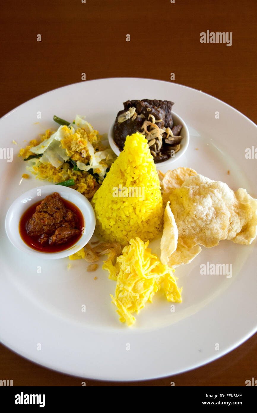 Le Riz Jaune Ou Nasi Kuning Est Un Aliment Typiquement Indonésien