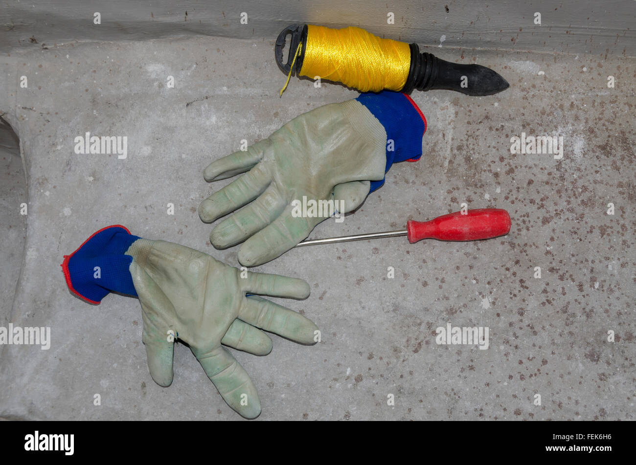 Chaîne des gants et des outils de travail sur un chantier de construction Banque D'Images