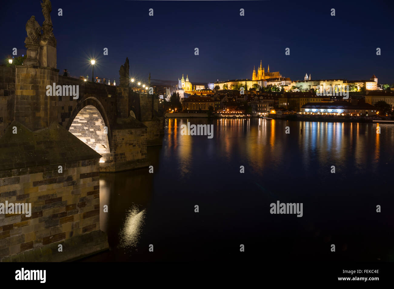 Le Pont Charles sur la Vltava, Habour et Hradcany château illuminé la nuit,Prague,République Tchèque Banque D'Images