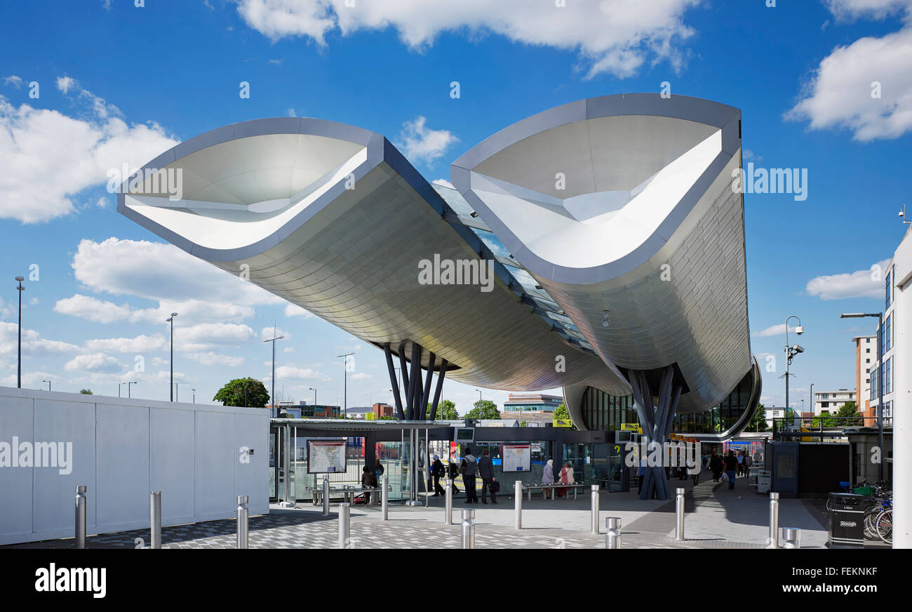 La gare routière de Slough Slough dans un élégant centre nouveau bâtiment conçu par les architectes bblur avec un toit courbe Le bâtiment est Banque D'Images