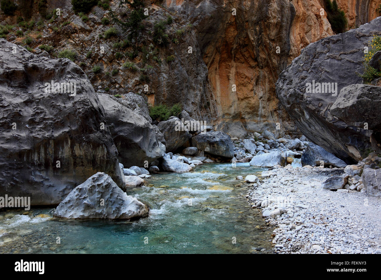 Crète, décor dans la Samarie gulch, petit ruisseau sur le chemin par le ravin Banque D'Images