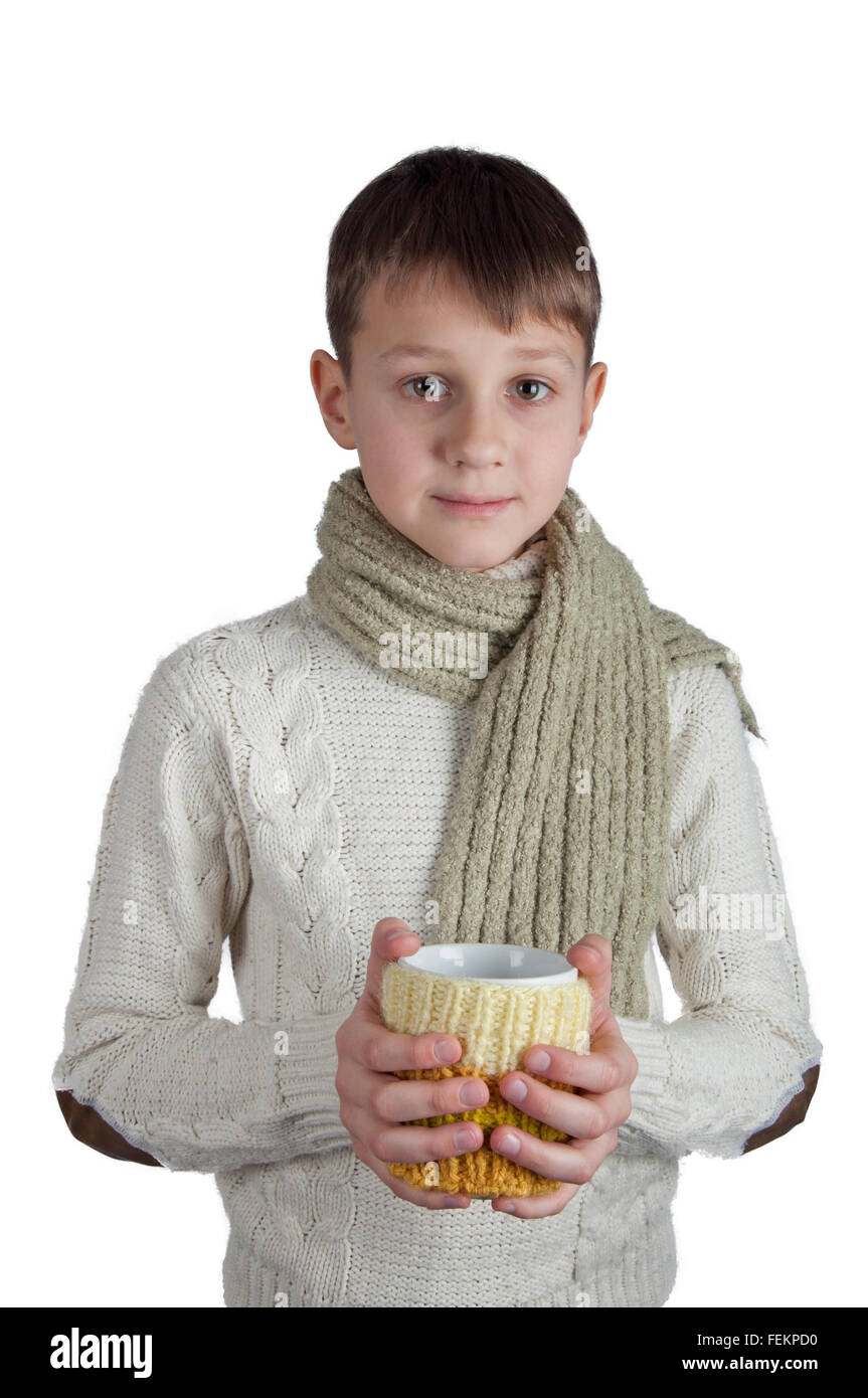 Cute boy en pull et écharpe avec une tasse isolé sur fond blanc Banque D'Images