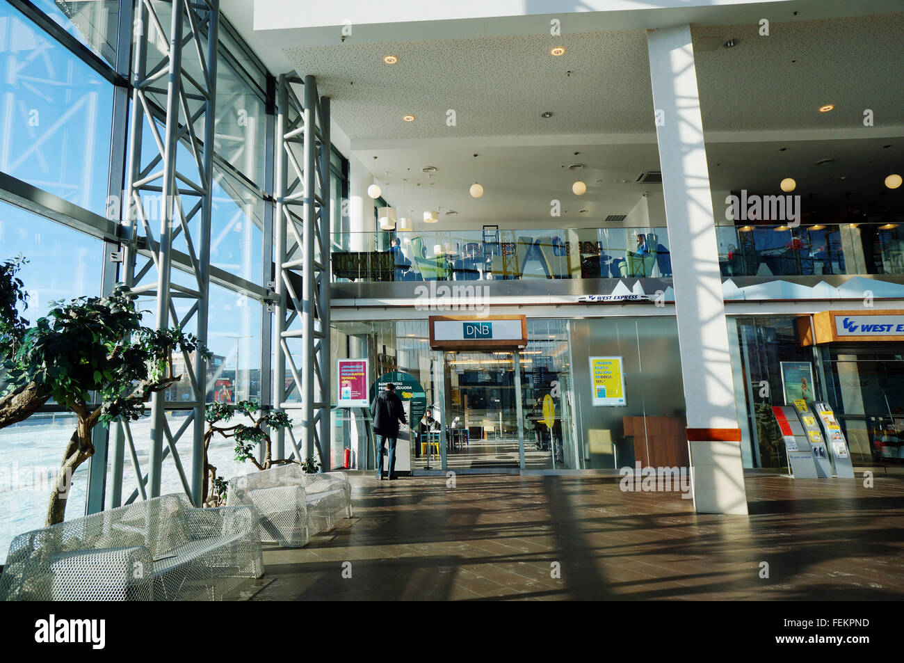 VILNIUS, LITUANIE - 16 janvier 2016 : Le Bureau de la banque DNB dans le plus grand centre commercial Panorama- matin d'hiver ensoleillé. Dn de la banque Banque D'Images