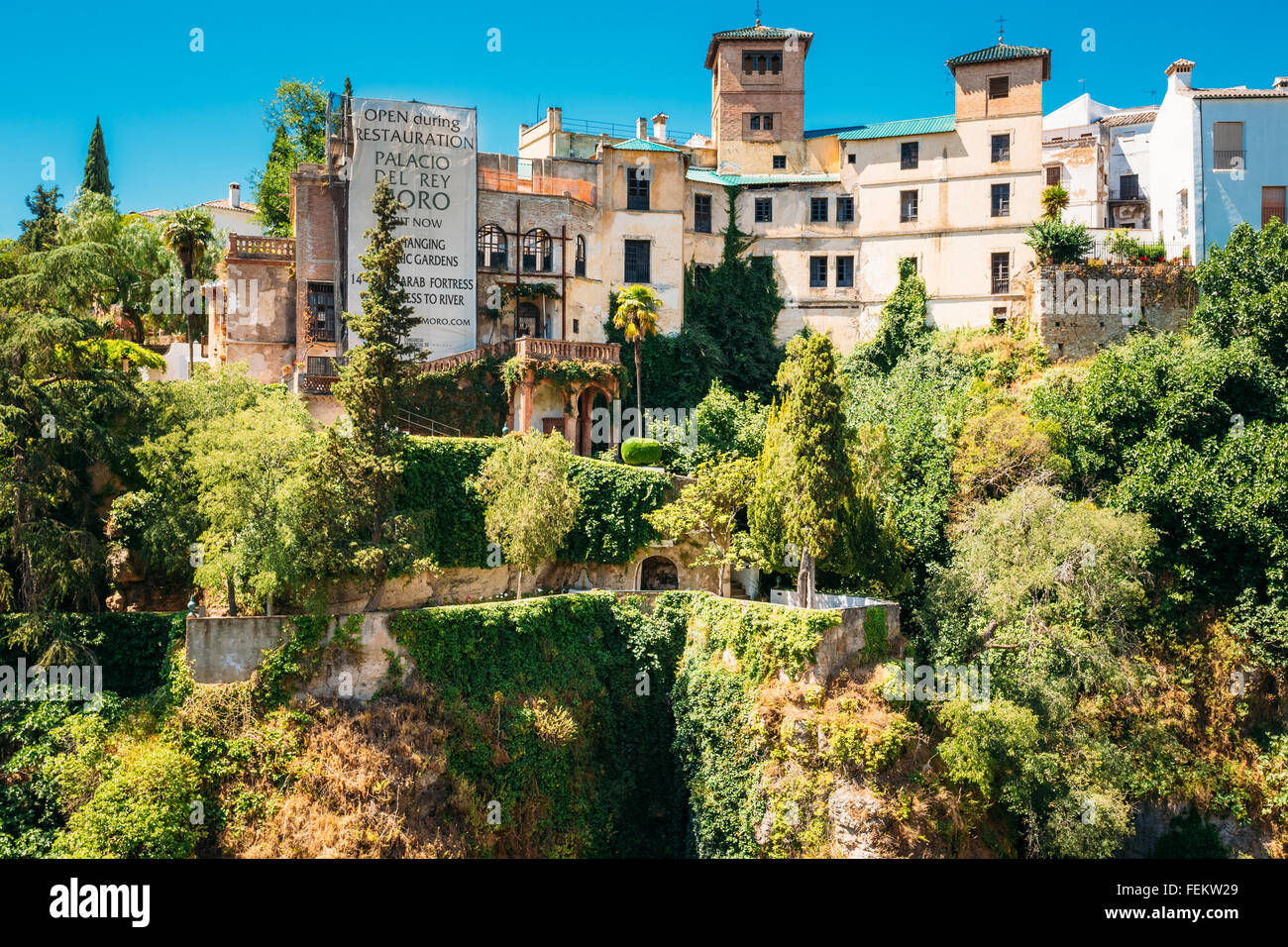 Ronda, Espagne - 19 juin 2015 : Palacio del Rey Moro et jardins suspendus à Ronda, Espagne. 14e siècle palais maure. Banque D'Images