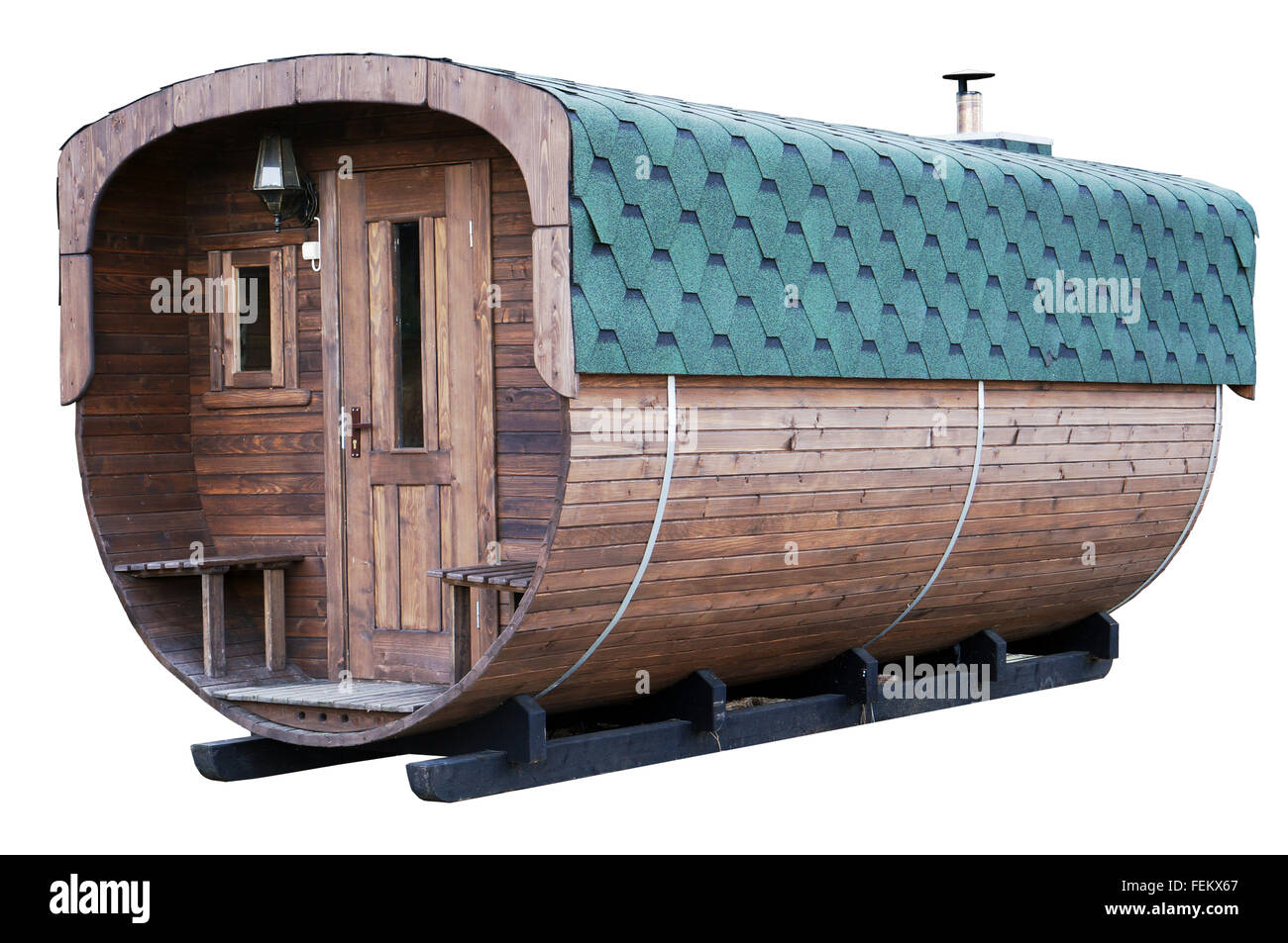 La production de masse en bois sur ossature mobile baignoire en milieu rural style rustique est présentée sous la forme d'un baril. Isolé Banque D'Images