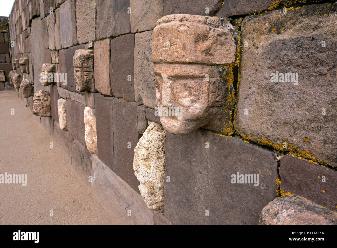 Pierres de mortaise-chefs intégrés dans le mur de temple semi-souterraine. Tiwuanaku site archéologique. La Bolivie Banque D'Images