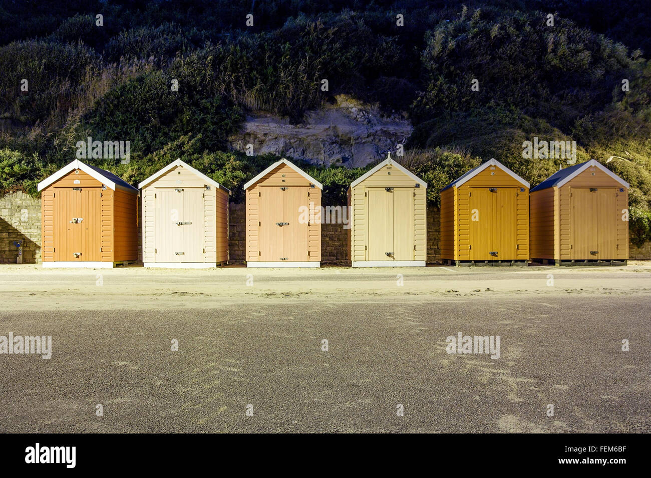 La plage de Bournemouth à nuit cabines de plage. Longue exposition. Banque D'Images