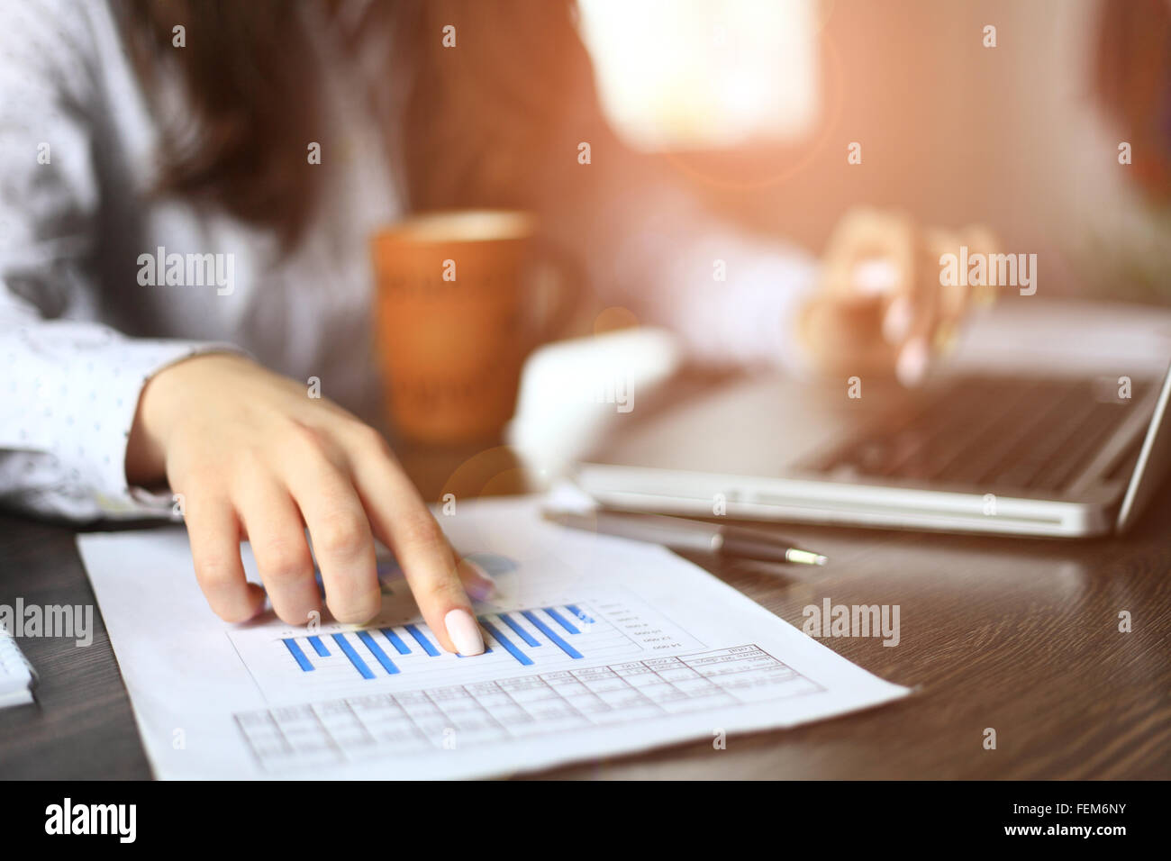 Mains de directeur financier en prenant des notes quand on travaille sur le rapport Banque D'Images