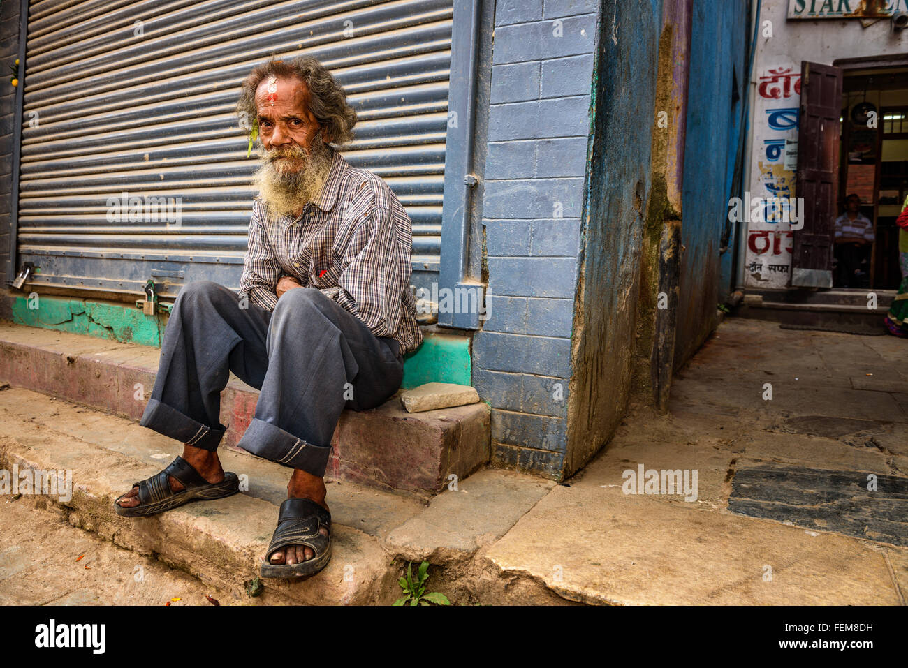 Personnes âgées népalais homme assis dans la rue de Katmandou Banque D'Images