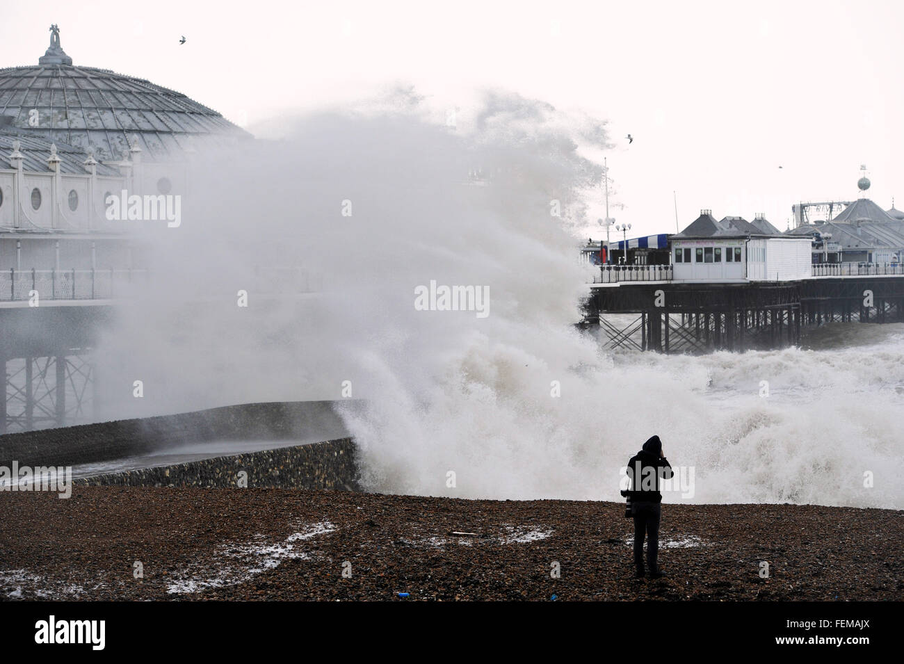 Brighton, UK. 8 Février, 2016. Météo France : d'énormes vagues se briser sur le front de mer de Brighton à marée haute par l'embarcadère que Storm Imogen batters la côte sud aujourd'hui avec les prévisions météorologiques La prévision des vents de jusqu'à 90 mph causant des inondations et des dommages Crédit : Simon Dack/Alamy Live News Banque D'Images