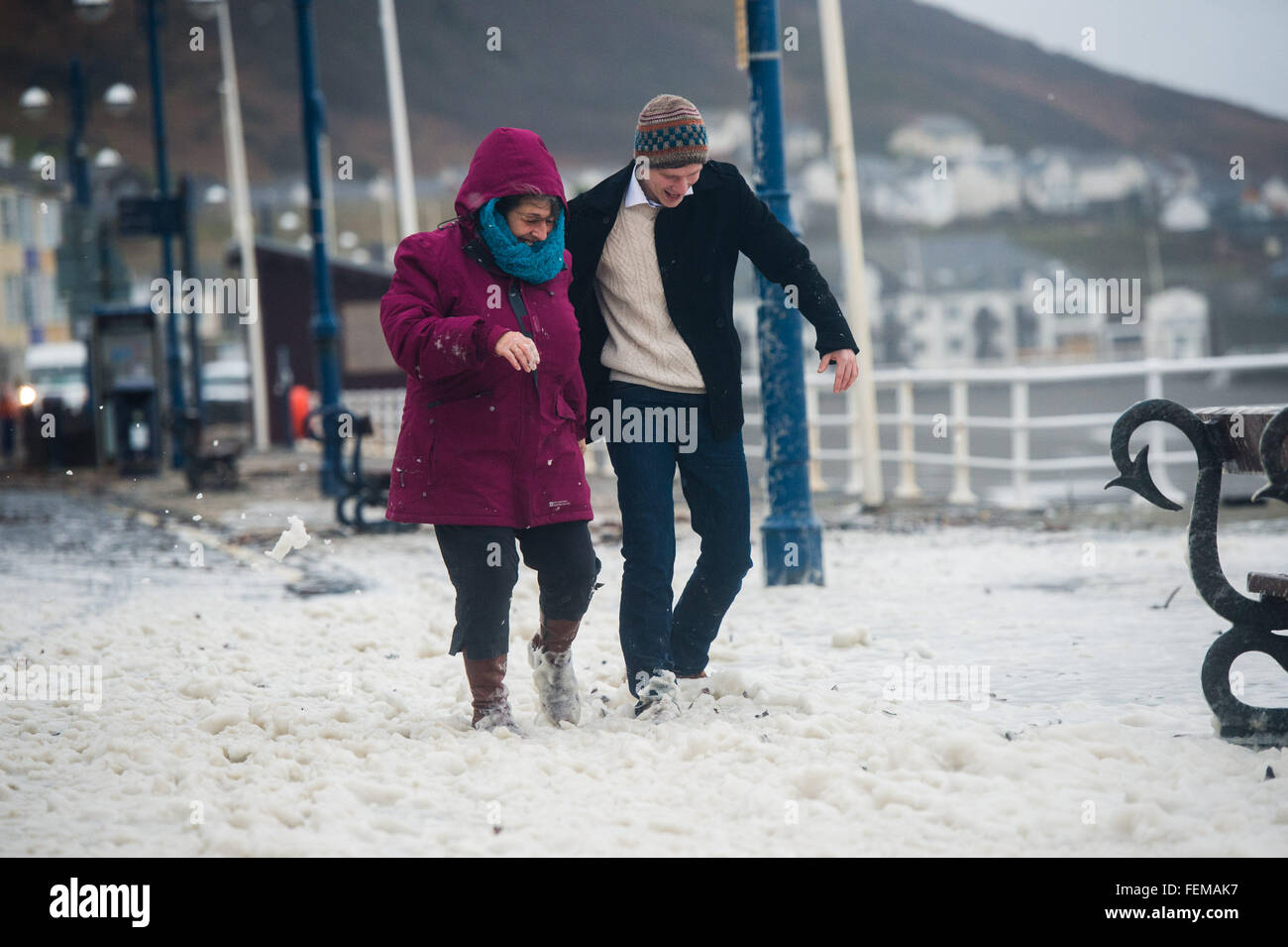 Aberystwyth, Pays de Galles, Royaume-Uni. 8 Février, 2016. Météo France : l'impact de la tempête Imogen est vu clairement à Aberystwyth après la marée haute n'aient disparu de la promenade et de la plage sont couverts dans un épais tapis de mousse de mer, ressemblant à des amoncellements de neige. Crédit photo : Keith morris/Alamy Live News Banque D'Images