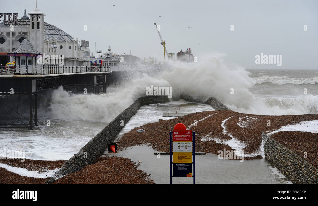 Brighton, UK. 8 Février, 2016. Météo France : d'énormes vagues se briser sur le front de mer de Brighton à marée haute par l'embarcadère que Storm Imogen batters la côte sud aujourd'hui avec les prévisions météorologiques La prévision des vents de jusqu'à 90 mph causant des inondations et des dommages Crédit : Simon Dack/Alamy Live News Banque D'Images