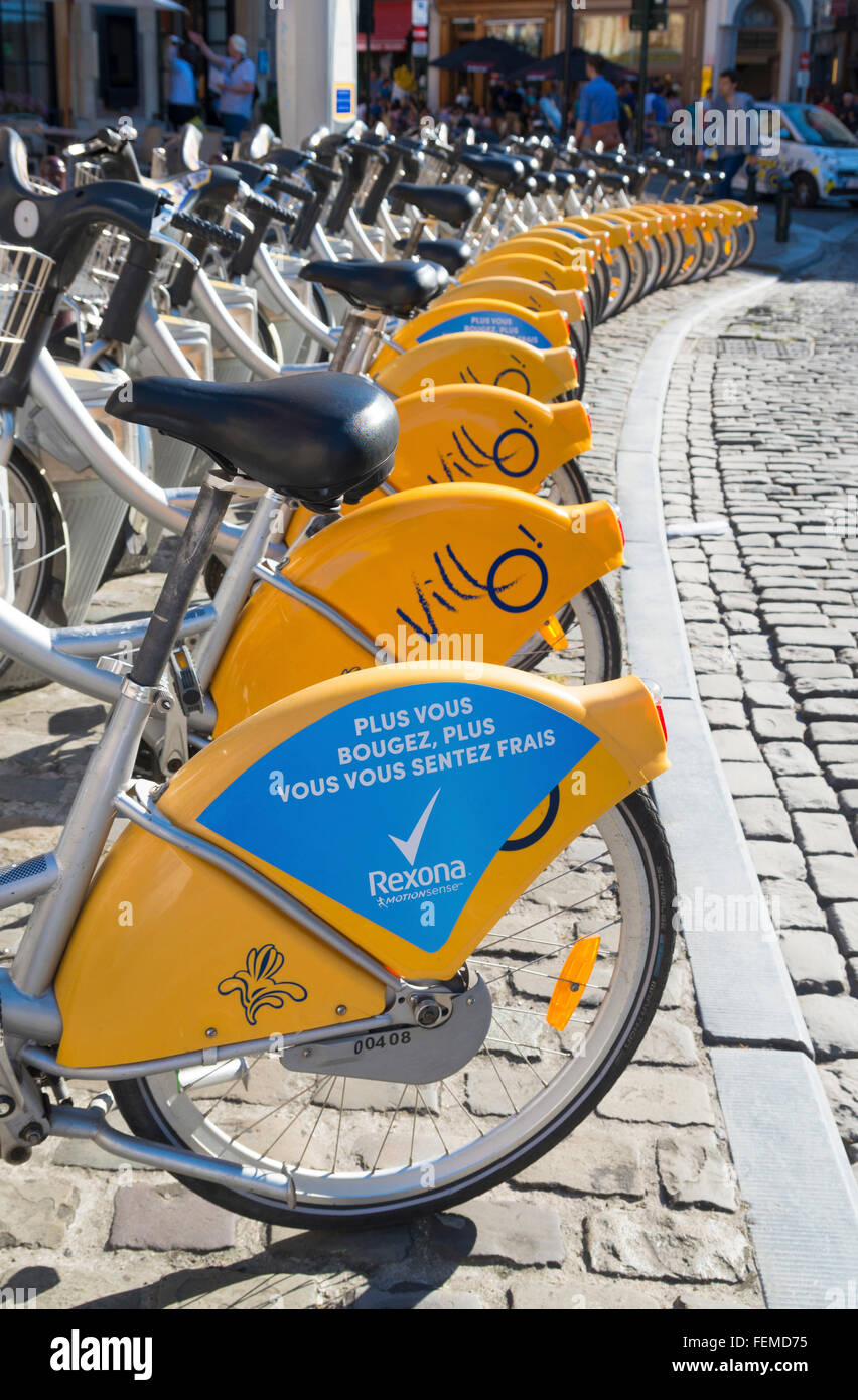 Bruxelles, Belgique - 10 juillet 2015 : vélos jaunes de Villo !, un service automatisé qui loue des vélos à travers Bruxelles. Banque D'Images